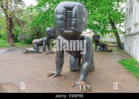 Tschechische Kunst Cerny, Blick auf eine Gruppe von Skulpturen von gesichtslosen Kinder von David Cerny neben dem Museum Kampa in Prag, Tschechische Republik. Stockfoto