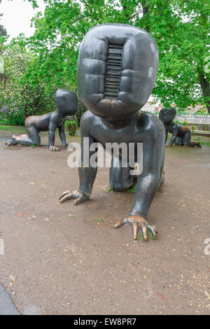 Prager Straßenkunst, Ansicht von Skulpturen unheimlicher gesichtsloser Kinder von David Cerny auf dem Gelände des Museums Kampa in Prag, Tschechische Republik. Stockfoto