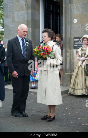 Das Royal Highland Centre, Ingliston, Newbridge, Midlothian, UK.19th Juni 2015. Die Princess Royal, Ehrenmitglied der Royal Highland und Landwirtschafts-Gesellschaft von Schottland, Besuch der Royal Highland Show, Schottland. Bildnachweis: Karen Appleyard/Alamy Live-Nachrichten Stockfoto