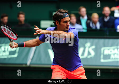 Halle (Westfalen), Deutschland. 20. Juni 2015. Roger Federer während eines Spiels der Gerry Weber Open Halbfinale gegen Ivo Karlovic in Halle (Westfalen). Bildnachweis: Miroslav Dakov/Alamy Live-Nachrichten Stockfoto