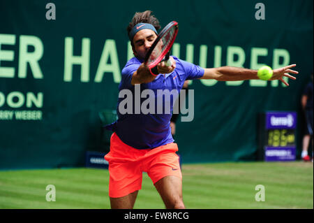 Halle (Westfalen), Deutschland. 20. Juni 2015. Roger Federer während eines Spiels der Gerry Weber Open Halbfinale gegen Ivo Karlovic in Halle (Westfalen). Bildnachweis: Miroslav Dakov/Alamy Live-Nachrichten Stockfoto