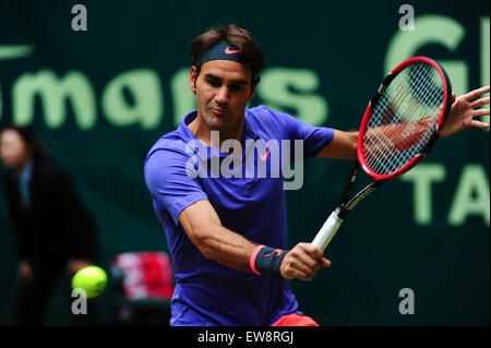 Halle (Westfalen), Deutschland. 20. Juni 2015. Roger Federer während eines Spiels der Gerry Weber Open Halbfinale gegen Ivo Karlovic in Halle (Westfalen). Bildnachweis: Miroslav Dakov/Alamy Live-Nachrichten Stockfoto