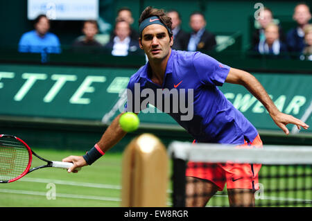 Halle (Westfalen), Deutschland. 20. Juni 2015. Roger Federer während eines Spiels der Gerry Weber Open Halbfinale gegen Ivo Karlovic in Halle (Westfalen). Bildnachweis: Miroslav Dakov/Alamy Live-Nachrichten Stockfoto