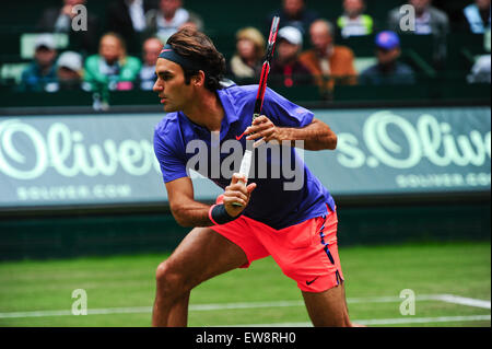 Halle (Westfalen), Deutschland. 20. Juni 2015. Roger Federer während eines Spiels der Gerry Weber Open Halbfinale gegen Ivo Karlovic in Halle (Westfalen). Bildnachweis: Miroslav Dakov/Alamy Live-Nachrichten Stockfoto