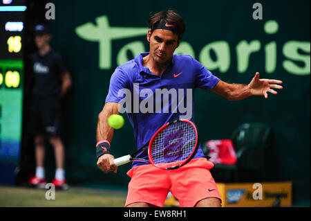 Halle (Westfalen), Deutschland. 20. Juni 2015. Roger Federer während eines Spiels der Gerry Weber Open Halbfinale gegen Ivo Karlovic in Halle (Westfalen). Bildnachweis: Miroslav Dakov/Alamy Live-Nachrichten Stockfoto