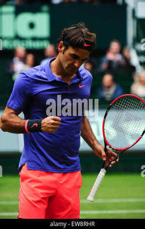 Halle (Westfalen), Deutschland. 20. Juni 2015. Roger Federer jubelt während eines Spiels der Gerry Weber Open Halbfinale gegen Ivo Karlovic in Halle (Westfalen). Bildnachweis: Miroslav Dakov/Alamy Live-Nachrichten Stockfoto