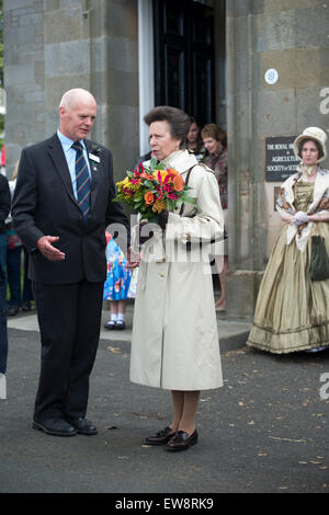 Das Royal Highland Centre, Ingliston, Newbridge, Midlothian, UK.19th Juni 2015. Die Princess Royal, Ehrenmitglied der Royal Highland und Landwirtschafts-Gesellschaft von Schottland, Besuch der Royal Highland Show, Schottland. Bildnachweis: Karen Appleyard/Alamy Live-Nachrichten Stockfoto