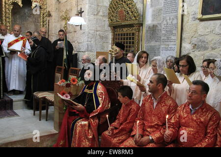 Ostern, Syrisch-orthodoxe Erzbischof Mar Malki Murad führt den Vorsitz in der Gründonnerstag-Zeremonie in der syrische orthodoxe St. Mark's Church in Jerusalem Stockfoto