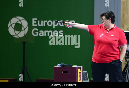 (150620)--BAKU, 20. Juni 2015 (Xinhua)--Diethelm Gerber Heidi Schweiz konkurriert in das Finale der Frauen 25 m Pistole bei den europäischen spielen in Baku, Aserbaidschan, 20. Juni 2015. Diethelm Gerber Heidi beansprucht den Titel der Veranstaltung. (Xinhua/Tofik Babayev) Stockfoto