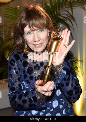 Berlin, Deutschland. 19. Juni 2015. Kostümbildnerin Barbara Baum mit ihren jetzt Award bei der 65. Deutscher Filmpreis (Deutscher Filmpreis) in Berlin, Deutschland, 19. Juni 2015. Foto: JENS KALAENE/DPA/Alamy Live-Nachrichten Stockfoto