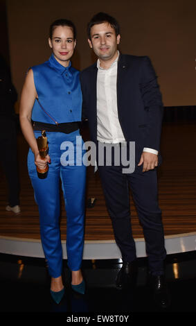 Berlin, Deutschland. 19. Juni 2015. Spanische Schauspielerin Laia Costa Ahd ihren Mann bei der 65. Deutscher Filmpreis (Deutscher Filmpreis) in Berlin, Deutschland, 19. Juni 2015. Foto: JENS KALAENE/DPA/Alamy Live-Nachrichten Stockfoto