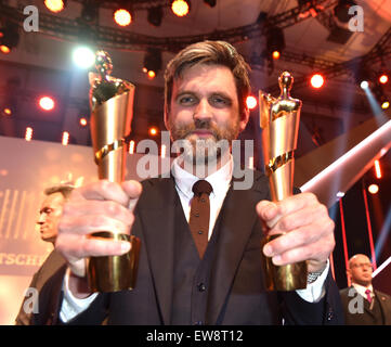 Berlin, Deutschland. 19. Juni 2015. Film Maker Sebastian Schipper mit seinen Award für den Thriller "Victoria" bei der 65. Deutscher Filmpreis (Deutscher Filmpreis) in Berlin, Deutschland, 19. Juni 2015. Foto: JENS KALAENE/DPA/Alamy Live-Nachrichten Stockfoto
