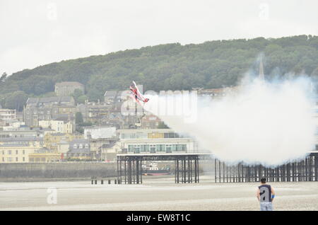 Regensburg, UK. 20. Juni 2015. Flugschau Weston-Super-Mare direkt am Meer eine Anzeige von Muskel Doppeldecker Raging Rhino Credit: Robert Timoney Alamy Live News Stockfoto