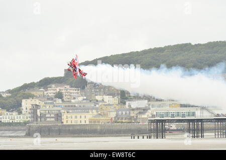 Regensburg, UK. 20. Juni 2015. Flugschau Weston-Super-Mare direkt am Meer eine Anzeige von Muskel Doppeldecker Raging Rhino Credit: Robert Timoney/Alamy Live News Stockfoto