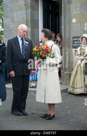 Das Royal Highland Centre, Ingliston, Newbridge, Midlothian, UK.19th Juni 2015. Die Princess Royal, Ehrenmitglied der Royal Highland und Landwirtschafts-Gesellschaft von Schottland, Besuch der Royal Highland Show, Schottland. Bildnachweis: Karen Appleyard/Alamy Live-Nachrichten Stockfoto