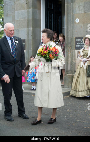 Das Royal Highland Centre, Ingliston, Newbridge, Midlothian, UK.19th Juni 2015. Die Princess Royal, Ehrenmitglied der Royal Highland und Landwirtschafts-Gesellschaft von Schottland, Besuch der Royal Highland Show, Schottland. Bildnachweis: Karen Appleyard/Alamy Live-Nachrichten Stockfoto