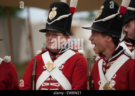 Alliierten Biwak, Waterloo, Belgien. 20. Juni 2015. Wellingtons massiven Alliierten Reenactment Armee versammelt. Truppen der Könige besitzen Regiment, das vierte. Bildnachweis: Malcolm Park Leitartikel/Alamy Live-Nachrichten Stockfoto