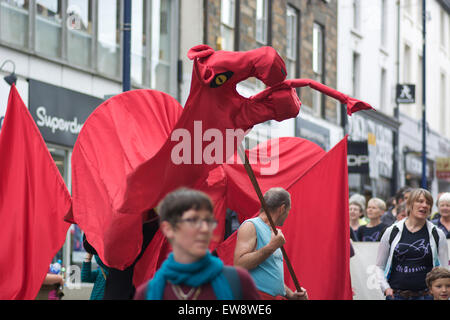 Aberystwyth, Ceredigion, West Wales UK, 20. Juni 2015. Demonstranten gehen auf die Straße bringen die High St zu einem Standplatz noch. Sie protestieren gegen die fortgesetzte Regierung Kürzungen von Leistungen. © Trébuchet Fotografie / Alamy News Live Stockfoto