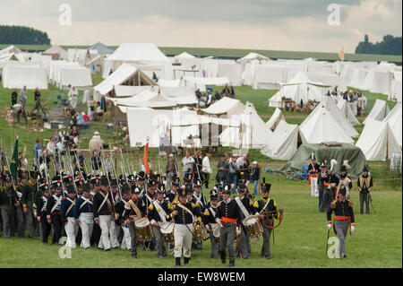 Löwen-Hügel, Waterloo, Belgien. 20. Juni 2015. Wellingtons massiven Alliierten Reenactment Armee marschiert vom Biwak für eine Trauerfeier Morgen. Bildnachweis: Malcolm Park Leitartikel/Alamy Live-Nachrichten Stockfoto