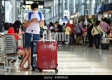 Bangkok, Thailand. 20. Juni 2015. Zwei Reisende gelten tragen Gesichtsmasken wie am Flughafen Suvarnabhumi in Bangkok, Thailand, 20. Juni 2015 eintreffen. Thailands öffentliche Gesundheitsministerium am Donnerstag bestätigte das Land der erste Fall des Nahen Osten respiratorische Syndrom (MERS). In Bangkok, der Hauptstadt des Landes und eine internationale Verkehrsdrehscheibe haben Bürger und Reisende begonnen, präventive Methoden wie das Tragen von Schutzmasken Gesichts zu verpflichten. Bildnachweis: Li Mangmang/Xinhua/Alamy Live-Nachrichten Stockfoto