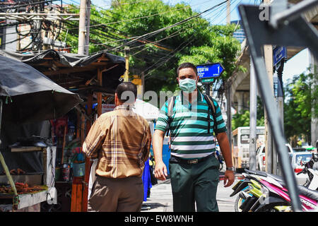 Bangkok, Thailand. 20. Juni 2015. Ein Fußgänger ist gesehen, trägt eine Gesichtsmaske in der Sukhumvit Gegend von Bangkok, Thailand, 20. Juni 2015. Thailands öffentliche Gesundheitsministerium am Donnerstag bestätigte das Land der erste Fall des Nahen Osten respiratorische Syndrom (MERS). In Bangkok, der Hauptstadt des Landes und eine internationale Verkehrsdrehscheibe haben Bürger und Reisende begonnen, präventive Methoden wie das Tragen von Schutzmasken Gesichts zu verpflichten. Bildnachweis: Li Mangmang/Xinhua/Alamy Live-Nachrichten Stockfoto