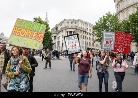 London, UK. 20. Juni 2015. Demonstranten aus Cardiff, Wales marschieren vorbei Trafalgar Square als Teil der "End Sparmaßnahmen Now" Demo gegen Kürzungen zu öffentlichen Ausgaben unter konservativen Regierung von David Cameron.  Bildnachweis: Rob Pinney/Alamy Live-Nachrichten) Stockfoto