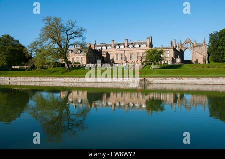 Reflexionen von Newstead Abbey im Eagle Teich, Nottinghamshire, England UK Stockfoto