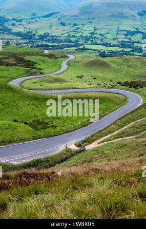 Kurvenreiche Straße zu Edale aus der Spitze von Mam Tor, Peak District Derbyshire England UK Stockfoto