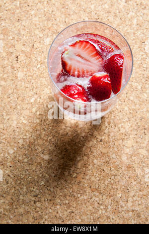Ein Glas Mineralwasser mit Erdbeeren, Sommergetränk Stockfoto