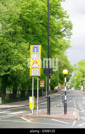 Verkehr Warnzeichen auf englische Straße für steigende Poller Stockfoto