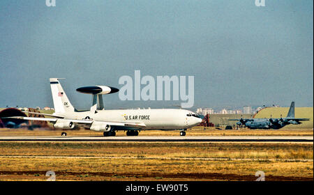 USA. 1. Oktober 2013. USAF E-3 AWACS. Engineering, Test und Bewertung auf dem ersten e-3 Sentry Oktober 1975 begann. Im März 1977 die 552nd Airborne Warning and Control Wing (jetzt 552nd Air Control Wing, Tinker Air Force Base, Oklahoma), erhielt den ersten E-3s.There sind 32 Flugzeuge in den USA bestand. Air Combat Command hat 27 E-3s Tinker. Pacific Air Forces hat vier e-3 Wachposten am Kadena AB, Japan und Elmendorf AFB, Alaska. Es gibt auch ein Testflugzeug an der Boeing Aircraft Company in Seattle.NATO verfügt über 17 E-3A und Unterstützung. Die ersten e-3 wurde im Januar an NATO ausgeliefert. Stockfoto