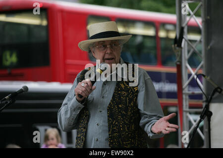 London, UK. 20. Juni 2015. Lokalen Redner auf der Bühne. Hunderte strömten nach Muswell Hill "für eine Zeremonie, um den neuen Namen Quadrat Credit: Finn Nocher/Alamy Live News Stockfoto