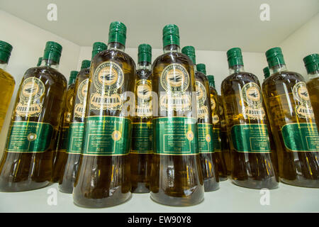 BEJA, PORTUGAL - APRIL 2015 - Andorinha Olivenöl Produkt-Flaschen im Regal. Stockfoto