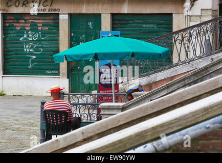 Zwei Gondolieri warten auf Kunden in Campo Santa Maria Formosa Castello Venedig Veneto Italien Europa Stockfoto