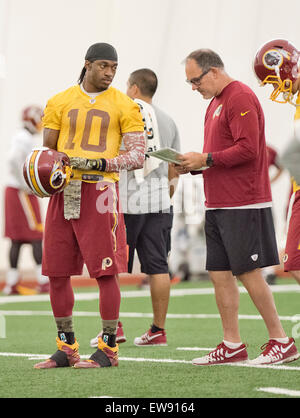Washington Redskins quarterback Robert Griffin III (10), links, und Quarterbacks Coach Matt Cavanaugh diskutieren einige Stücke, wie sie in einer "organisierten Team Tätigkeit" beteiligen OTA Redskins Park in Ashburn, Virginia am Mittwoch, 3. Juni 2015. Bildnachweis: Ron Sachs/CNP - kein Draht-Dienst- Stockfoto