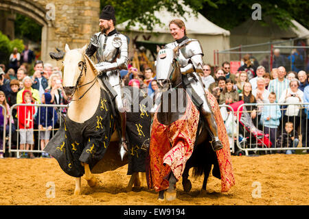 Peterborough, UK. 20. Juni 2015. Peterborough-Turnier von St. Peter. Zwei Ritter Lächeln in die Menge beim Verlassen der Arena. Das Turnier fand in Peterborough Kathedrale und war das erste volle mittelalterlichen Turnier in einer Stadt für 500 Jahre. Das Turnier war Teil der Peterborough Heritage Festival 2015. Bildnachweis: Aktion Plus Sport/Alamy Live-Nachrichten Stockfoto