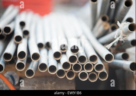 Stahlrohre für ein Gebäude Zentralheizung gespeichert auf einer Baustelle Stockfoto