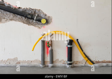 Unvollendete Sanitär / Wasser und Abwasseranschluss auf eine innere Baustelle (wo die Küchenspüle wird sein) Stockfoto