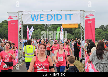 Ziellinie am "Race for LIfe" nur für Frauen Spendenaktionen Laufveranstaltung für Cancer Research UK. 20. Juni 2015. Kempton Park Rennbahn, Staines Road East, Sunbury am Thames, Middlesex, England, Großbritannien, Deutschland, UK, Europa. Bildnachweis: Ian Bottle / Alamy Live News Stockfoto