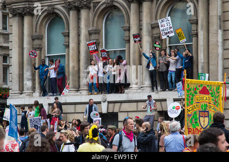 London, UK. 20. Juni 2015. Tausende von Menschen konvergieren auf den Straßen von London an der Volksversammlung gegen Sparmaßnahmen der Marsch von der Bank von England, Parliament Square. Demonstranten Tanz auf der Windowsil eines Gebäudes in Whitehall. © Paul Davey/Alamy Live News Bildnachweis: Paul Davey/Alamy Live-Nachrichten Stockfoto