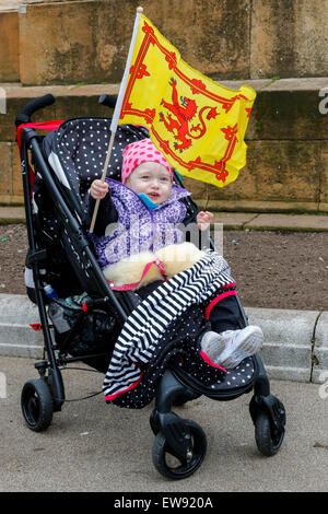 Glasgow, Vereinigtes Königreich. 20. Juni 2015. Mehr als 2000 Personen nahmen an einer Anti-Sparmaßnahmen-Rallye in George Square, Glasgow, Schottland, Vereinigtes Königreich. Eine Reihe von verschiedenen Fraktionen, Gewerkschaften und Minderheit kamen Gruppen zu George Square zum anhören Referenten eingeladen und gemeinsam über die konservative Regierung Wirtschaftspolitik protestieren. Bildnachweis: Findlay/Alamy Live-Nachrichten Stockfoto