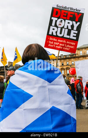 Glasgow, Vereinigtes Königreich. 20. Juni 2015. Mehr als 2000 Personen nahmen an einer Anti-Sparmaßnahmen-Rallye in George Square, Glasgow, Schottland, Vereinigtes Königreich. Eine Reihe von verschiedenen Fraktionen, Gewerkschaften und Minderheit kamen Gruppen zu George Square zum anhören Referenten eingeladen und gemeinsam über die konservative Regierung Wirtschaftspolitik protestieren. Bildnachweis: Findlay/Alamy Live-Nachrichten Stockfoto