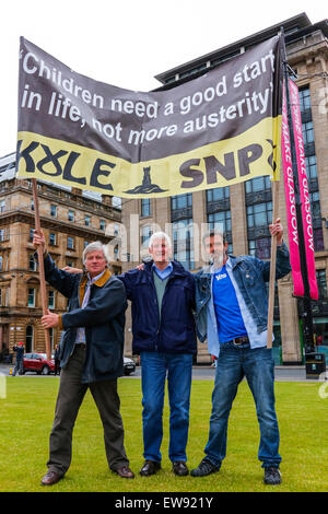 Glasgow, Vereinigtes Königreich. 20. Juni 2015. Mehr als 2000 Personen nahmen an einer Anti-Sparmaßnahmen-Rallye in George Square, Glasgow, Schottland, Vereinigtes Königreich. Eine Reihe von verschiedenen Fraktionen, Gewerkschaften und Minderheit kamen Gruppen zu George Square zum anhören Referenten eingeladen und gemeinsam über die konservative Regierung Wirtschaftspolitik protestieren. Bildnachweis: Findlay/Alamy Live-Nachrichten Stockfoto