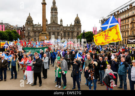 Glasgow, Vereinigtes Königreich. 20. Juni 2015. Mehr als 2000 Personen nahmen an einer Anti-Sparmaßnahmen-Rallye in George Square, Glasgow, Schottland, Vereinigtes Königreich. Eine Reihe von verschiedenen Fraktionen, Gewerkschaften und Minderheit kamen Gruppen zu George Square zum anhören Referenten eingeladen und gemeinsam über die konservative Regierung Wirtschaftspolitik protestieren. Bildnachweis: Findlay/Alamy Live-Nachrichten Stockfoto