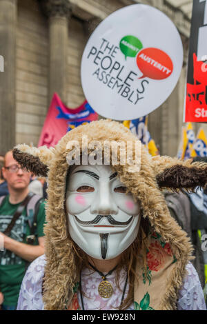 London, UK. 20. Juni 2015. Ein Anti strenge März zieht eine riesige Menschenmenge bei der Bank ab und in Richtung zu einer Kundgebung in Parliament Square. Es war verlief friedlich und von Völker Versammlung organisiert und unterstützt durch die großen Gewerkschaften, darunter die PCS. 20. Juni 2015. Bildnachweis: Guy Bell/Alamy Live-Nachrichten Stockfoto