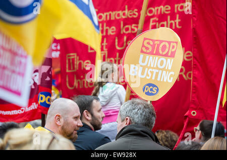 London, UK. 20. Juni 2015. Ein Anti strenge März zieht eine riesige Menschenmenge bei der Bank ab und in Richtung zu einer Kundgebung in Parliament Square. Es war verlief friedlich und von Völker Versammlung organisiert und unterstützt durch die großen Gewerkschaften, darunter die PCS. 20. Juni 2015. Bildnachweis: Guy Bell/Alamy Live-Nachrichten Stockfoto