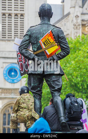 London, UK. 20. Juni 2015. Ein Anti strenge März zieht eine riesige Menschenmenge bei der Bank ab und in Richtung zu einer Kundgebung in Parliament Square. Es war verlief friedlich und von Völker Versammlung organisiert und unterstützt durch die großen Gewerkschaften, darunter die PCS. 20. Juni 2015. Bildnachweis: Guy Bell/Alamy Live-Nachrichten Stockfoto