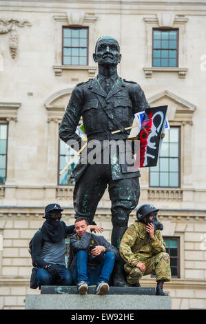 London, UK. 20. Juni 2015. Ein Anti strenge März zieht eine riesige Menschenmenge bei der Bank ab und in Richtung zu einer Kundgebung in Parliament Square. Es war verlief friedlich und von Völker Versammlung organisiert und unterstützt durch die großen Gewerkschaften, darunter die PCS. 20. Juni 2015. Bildnachweis: Guy Bell/Alamy Live-Nachrichten Stockfoto