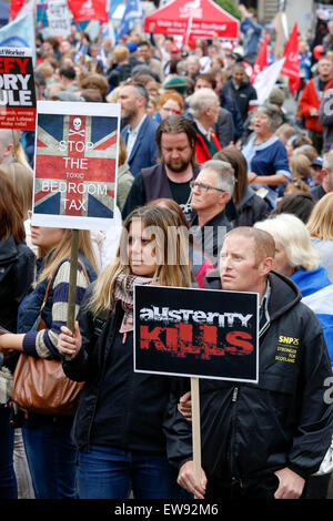 Glasgow, Vereinigtes Königreich. 20. Juni 2015. Mehr als 2000 Personen nahmen an einer Anti-Sparmaßnahmen-Rallye in George Square, Glasgow, Schottland, Vereinigtes Königreich. Eine Reihe von verschiedenen Fraktionen, Gewerkschaften und Minderheit kamen Gruppen zu George Square zum anhören Referenten eingeladen und gemeinsam über die konservative Regierung Wirtschaftspolitik protestieren. Bildnachweis: Findlay/Alamy Live-Nachrichten Stockfoto