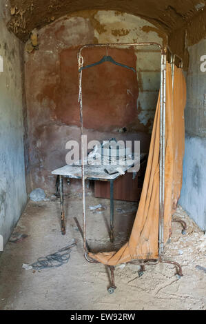 Aufgegeben von Krankenhausmöbel in Nocton Halle in Lincolnshire, England UK Stockfoto